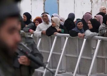 اسرائیل نے مسجد اقصیٰ میں گیس بم برسا دیے، کئی نمازی زخمی اور بے ہوش