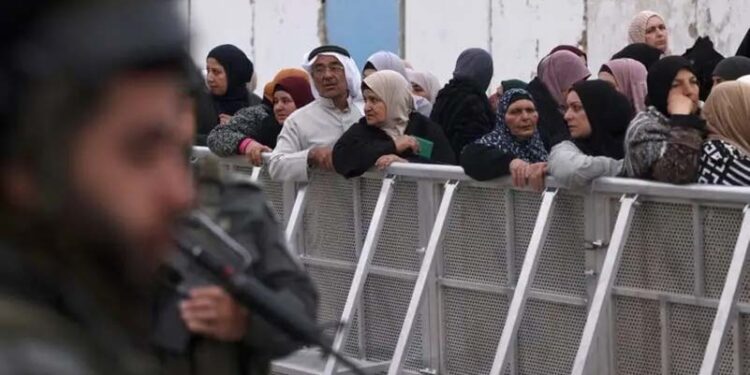 اسرائیل نے مسجد اقصیٰ میں گیس بم برسا دیے، کئی نمازی زخمی اور بے ہوش