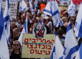 نیتن یاہو کے خلاف مظاہرین سڑکوں پر،ہزاروں اسرائیلی اسرائیل بچانے کا مطالبہ کرتے رہے