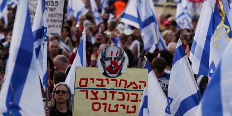 نیتن یاہو کے خلاف مظاہرین سڑکوں پر،ہزاروں اسرائیلی اسرائیل بچانے کا مطالبہ کرتے رہے