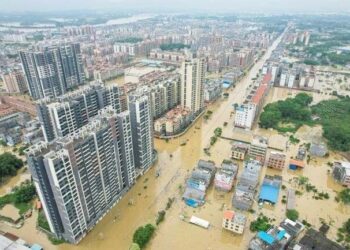 چین میں شدید بارشوں سے ایک لاکھ افراد کی نقل مکانی، صدی کے بدترین سیلاب کا خدشہ