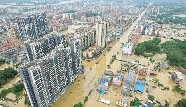 چین میں شدید بارشوں سے ایک لاکھ افراد کی نقل مکانی، صدی کے بدترین سیلاب کا خدشہ