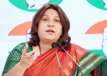 مودی کو دیوگوڑا کے پوتے کے ساتھ اسٹیج شیئر کرنے کا جواب دینا چاہئے:کانگریس