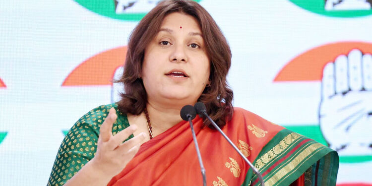 مودی کو دیوگوڑا کے پوتے کے ساتھ اسٹیج شیئر کرنے کا جواب دینا چاہئے:کانگریس