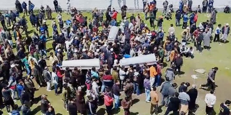 بٹوارہ سرینگر کے قریب اسکولی بچوں کو دریائے جہلم پار کرانے کے دوران کشتی دریا میں الٹ گئی