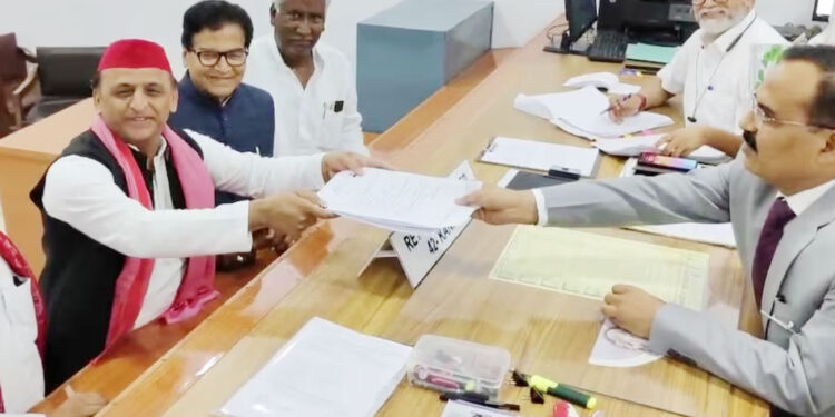 اکھلیش نے قنوج سے پرچہ نامزدگی داخل کیا