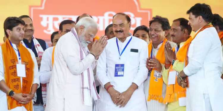 وہ ‘نامدار، ہم ‘کام دار، کامداروں کو صدیوں سے گالی کھانے کی عادت ہے :مودی