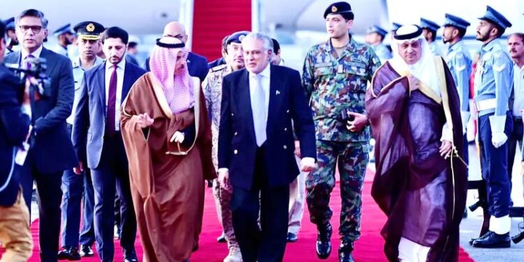 سعودی وزیر خارجہ کی اسلام آباد آمد، ہوائی اڈے پر شاندار استقبال
