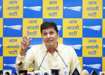 دہلی کے دو کروڑ لوگ کجریوال کے ساتھ کھڑے ہیں