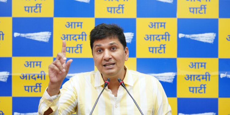 دہلی کے دو کروڑ لوگ کجریوال کے ساتھ کھڑے ہیں
