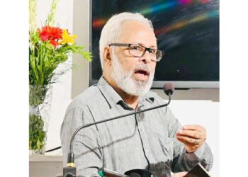 بولنا تو پڑیگا           چپک رہا ہے بدن پر لہو سے پیراہن