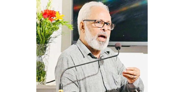 بولنا تو پڑیگا           چپک رہا ہے بدن پر لہو سے پیراہن