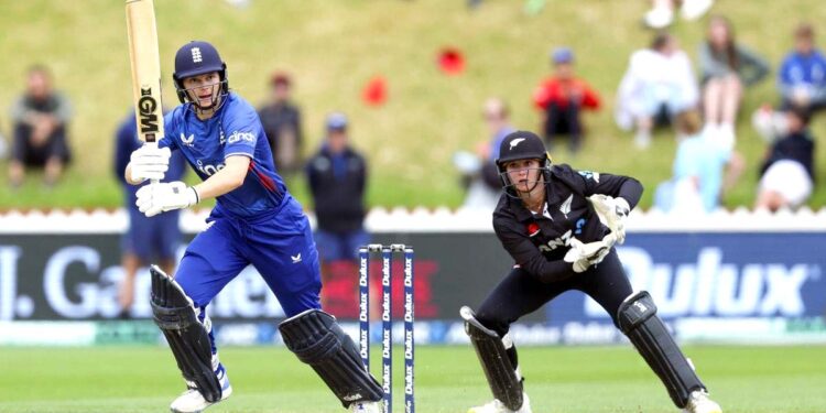 انگلینڈ نے ون ڈے میچ میں نیوزی لینڈ کو چار وکٹوں سے شکست دے دی