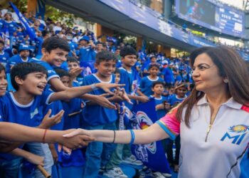 وانکھیڑے میں18 ہزار بچوں نے ممبئی انڈینز کا حوصلہ بڑھایا