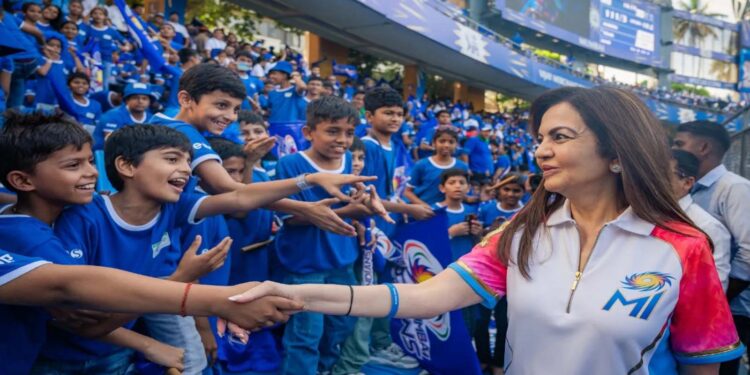 وانکھیڑے میں18 ہزار بچوں نے ممبئی انڈینز کا حوصلہ بڑھایا