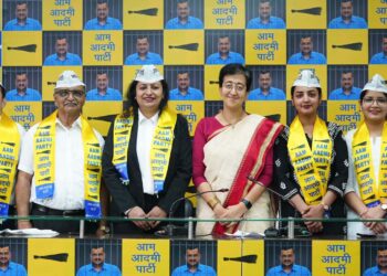 وزیر اعلی کی پالیسیوں سے متاثر ہو کر سپریم کورٹ کی سینئر وکیل ڈاکٹر گیتا رانی اور کئی دیگر وکلاء عام آدمی پارٹی میں شامل