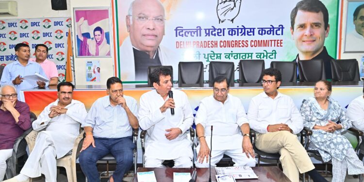 کانگریس کمیٹی کے صدر دیویندر یادو کی قیادت میں رابطہ کمیٹی کی ایک اہم میٹنگ