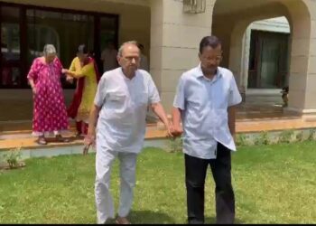 کجریوال اپنے بوڑھے والدین کے ساتھ گھنٹوں پولس کا انتظار کرتے رہے