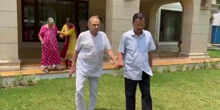 کجریوال اپنے بوڑھے والدین کے ساتھ گھنٹوں پولس کا انتظار کرتے رہے