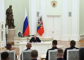 روس کے وزیر دفاع برطرف، ’پوتن کی ایک اور کٹھ پتلی کو لایا گیا‘