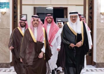 وزیر خارجہ مشاورتی اجلاس میں شرکت کے لیے بحرین پہنچ گئے