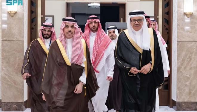 وزیر خارجہ مشاورتی اجلاس میں شرکت کے لیے بحرین پہنچ گئے