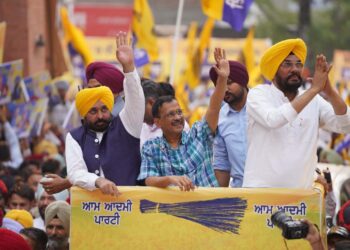 ملک اور آئین کو بچانے کے لیے ووٹ دیں:کجریوال