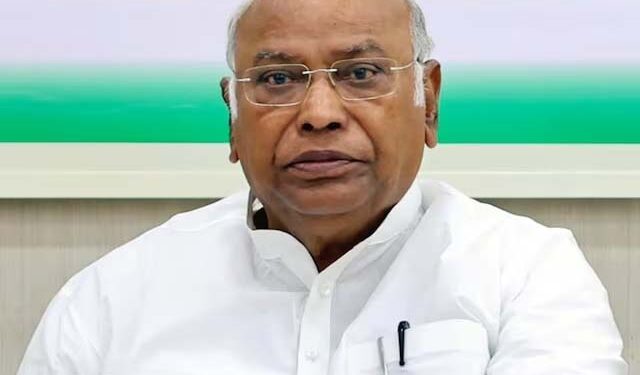 الیکشن کمیشن کی ساکھ اب تک کی کم ترین سطح پر: کھڑگے