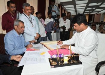 گیارہ اراکین کونسل میں سے صرف ایک خالد انور نے اردو میں لیا حلف