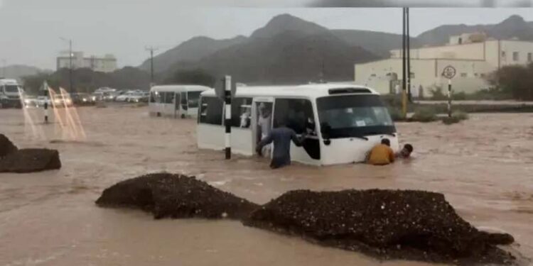 سلطنت عمان کے مختلف علاقوں میں بارشیں، سیلاب کا الرٹ جاری