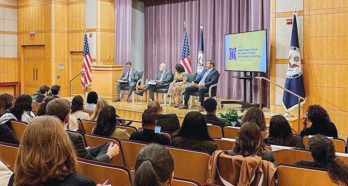 ہم جوہری اسلحے کے استعمال کا فیصلہ مصنوعی ذہانت پر نہیں چھوڑ سکتے: امریکہ