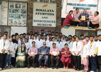 میں صنعتی دورہ۔ HWC بی آئی ٹی میرٹھ کے بی فارما طلباء کا