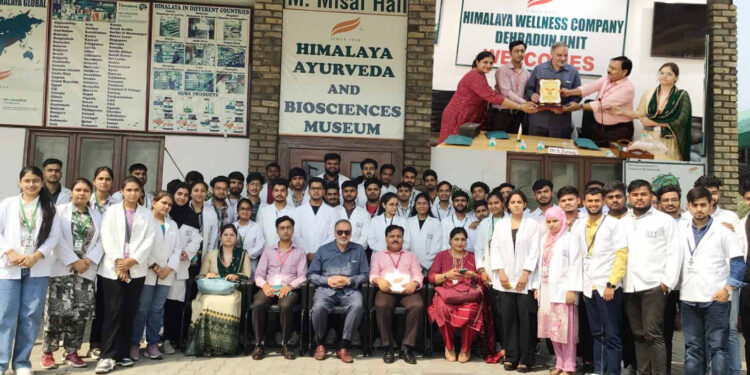 میں صنعتی دورہ۔ HWC بی آئی ٹی میرٹھ کے بی فارما طلباء کا