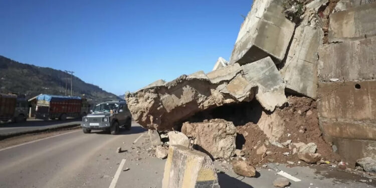 پونچھ میں لینڈ سلائیڈنگ واقعات مغل شاہراہ پر ٹریفک بحال