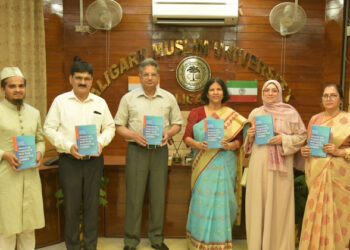 اے ایم یو وائس چانسلر نے شعبہ کیمسٹری کے اساتذہ کی تصنیف کردہ کتاب کا اجراء کیا