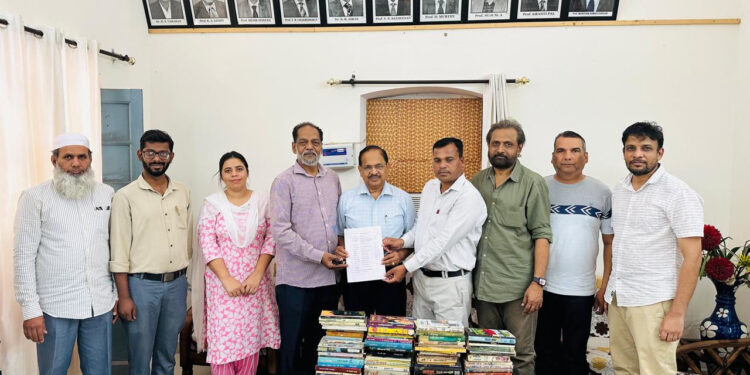 شعبہ جدید ہندوستانی السنہ کے مراٹھی سیکشن کو 104 کتابوں کا عطیہ