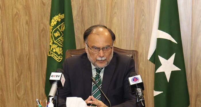 بانی پی ٹی آئی مذاکرات چاہتے ہیں تو اداروں پر حملے بند کریں، احسن اقبال