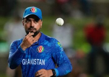 کریم جنت پر بیٹ پھینکنے پر راشد خان کی سرزنش