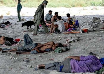 فٹ پاتھ پر رات گزارنے پر مجبور لوگوں کے لیے گرمی بنی آفت