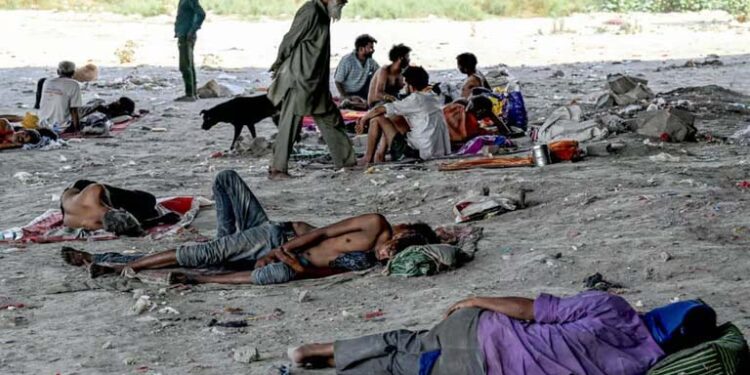 فٹ پاتھ پر رات گزارنے پر مجبور لوگوں کے لیے گرمی بنی آفت