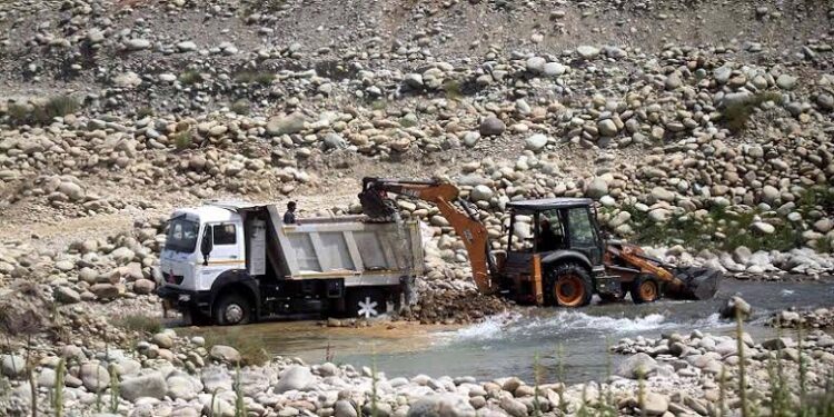 جموں میں غیر قانونی کان کنی، 11گاڑیاں ضبط: پولیس