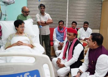 وزیر آبی آتشی سے ملے اکھلیش یادو اور ورندا کرات