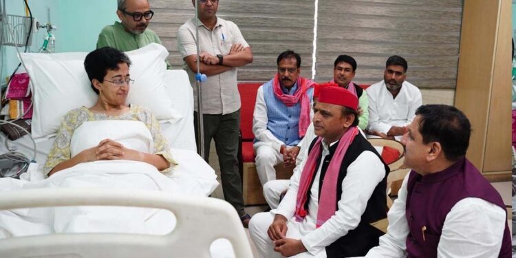 وزیر آبی آتشی سے ملے اکھلیش یادو اور ورندا کرات