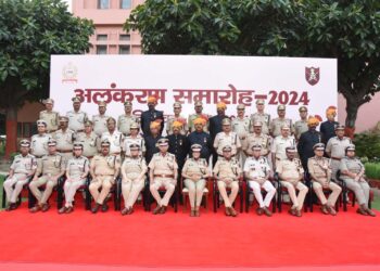 سی آئی ایس ایف کی ڈی جی کے ہاتھوں ایوارڈ تقسیم