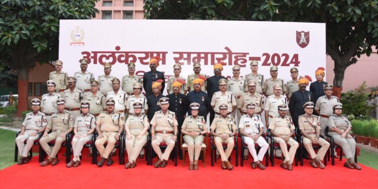 سی آئی ایس ایف کی ڈی جی کے ہاتھوں ایوارڈ تقسیم