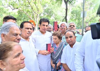 دیویندر یادو نے سابق لوک سبھا اسپیکر اوم برلاکو آئین کی ایک کاپی پیش کی