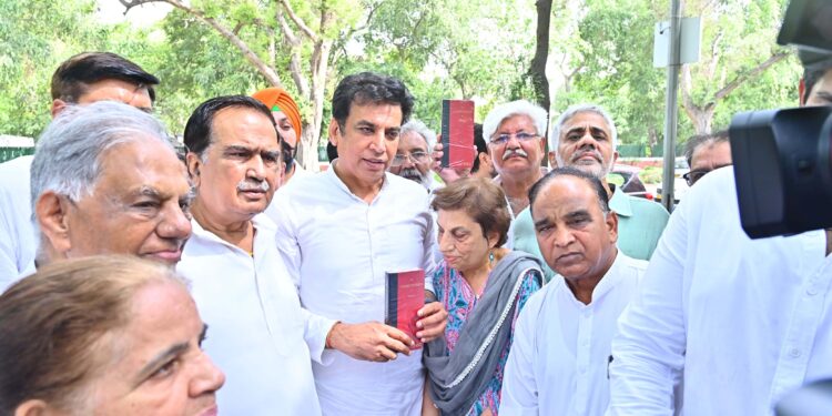 دیویندر یادو نے سابق لوک سبھا اسپیکر اوم برلاکو آئین کی ایک کاپی پیش کی