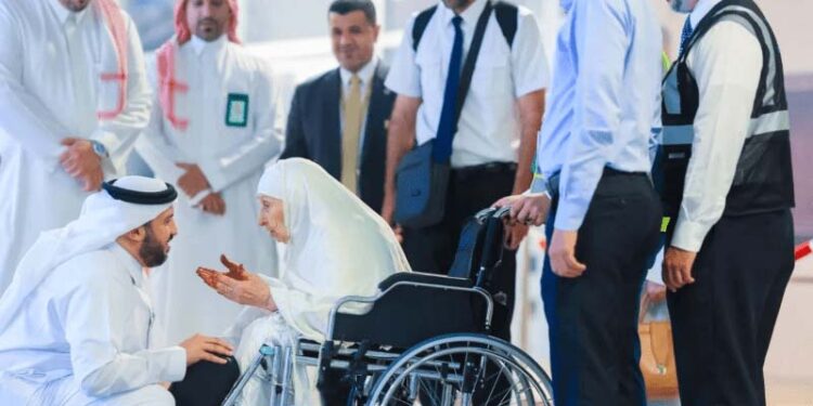 حج کے لیے مکہ شہر پہنچی  الجیریا  کی 130 سالہ خاتون کاپرتپاک استقبال