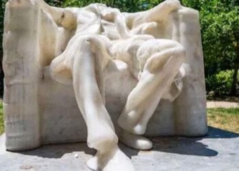 شدید گرمی کے باعث سابق امریکی صدر کا مجسمہ پگھل گیا