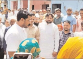 چندر شیکھر نے پٹاخہ فیکٹری  دھماکے میں  ہلاک ہونے والوں کے اہل خانہ سے ملاقات کی